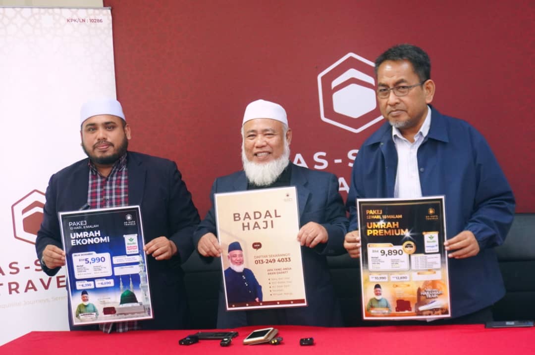 

KUALA LUMPUR: As Safa Travel & Tours memperkukuhkan jenama sebagai peneraju dalam perkhidmatan perjalanan Umrah dan Haji di Malaysia menerusi Pakej Umrah Ekonomi 2025, Pakej Premium dan Badal Haji.

Pengarah Eksekutif As Safa Travels, Ustaz Hj Mad Roslan Mohammad Jaafar, berkata As Safa Travels mahu menjadi pemudahcara untuk umat Islam di Malaysia menunaikan umrah menerusi inisiatif pakej ekonomi yang tidak membebankan dengan harga pakej bermula RM5,990 di mana perbezaannya daripada bilangan hari, jarak hotel dan penerbangan. 

Beliau berkata As Safa turut menawarkan Pakej Premium bermula serendah RM9,890 beserta tawaran Haramian Train secara percuma dan Badal Haji bermula RM5,500.

Jelasnya, Badal Haji hanya terhad kepada 50 orang mengikut kapasiti petugas yang berada di Tanah Suci Mekah.

“Dengan harga di bawah RM10,000, jemaah dapat menikmati kemudahan dan keselesaan di mana hotel berjarak dekat dengan masjid. Malah kami sediakan perkhidmatan tren secara percuma. 

"Kami tidak menjanjikan bulan dan bintang, namun apa yang ditawarkan, itulah yang akan dinikmati jemaah apabila menunaikan umrah nanti.

“Selain Badal Haji, kami juga sediakan perkhidmatan Badal Umrah buat mereka yang mahu menunaikan ibadah umrah buat keluarga yang telah meninggal dunia,” katanya. 

Menegaskan bahawa hukum umrah adalah diwajibkan ke atas setiap Muslim yang berkemampuan dan memenuhi syarat-syaratnya, jelas Ustaz Md Roslan lagi, haji dan umrah merupakan satu pengorbanan yang dituntut.

“Kita semua bakal tetamu Allah dan Allah menjemput seluruh manusia yang masih hidup untuk ke Mekah. Umrah hukumnya wajib dan semua dituntut untuk menunaikannya. Saya menekankan kepentingannya kepada semua atas dasar amanah.

“Malah mereka yang telah meninggal dunia dan tidak sempat untuk menunaikan umrah, waris wajib tunaikan badal umrah dan haji andai berkemampuan,” katanya lagi.

Memegang prinsip “Pergi Selamat, Pulang Selamat”, As Safa menumpukan kepada memastikan pengalaman perjalanan pelanggan dipenuhi dengan keselesaan, keselamatan, dan ketenangan rohani.

Dalam pada itu, Ustaz Md Roslan turut berkongsi pengalamannya menguruskan perjalanan haji dan umrah lebih 30 tahun. 

Malah beliau turut menerima panggilan ke Tanah Suci lebih 30 kali sama ada ketika berkhidmat dengan Tabung Haji Travel mahupun syarikat-syarikat lain.

Dari kiri adalah Pengurus Besar, Hj Mohammad Ahyat Md Roslan; Pengarah Eksekutif, Hj Md Roslan Mohammad Jaafar dan Ketua Pegawai Operasi, Hj Mohd Zamri Mohd Shaffie 

